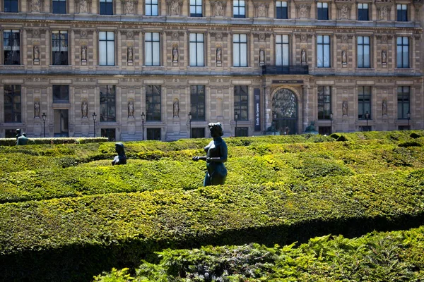 パリのジャルダン チュイルリーにある18個のブロンズ像を含む 17世紀の広大な正式な庭園 — ストック写真