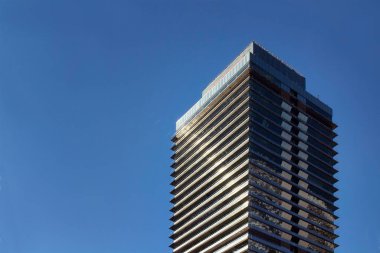 Barcelona 'da berrak mavi gökyüzü arkaplanlı modern mimari tarzını gösteren modern bina görüntüsü. Güneşli bir yaz günü..