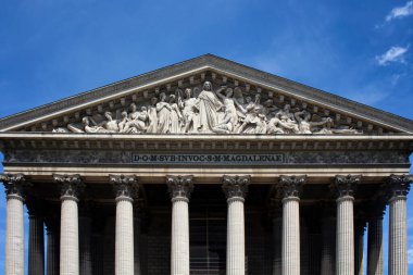Madeleine 'in Paris' teki mavi gökyüzü arkaplanlı alt manzarası. Kilise ve konser yeri 1842 yılında tamamlandı, Napolyon 'un ordularının onuruna bir panteon olarak tasarlandı.