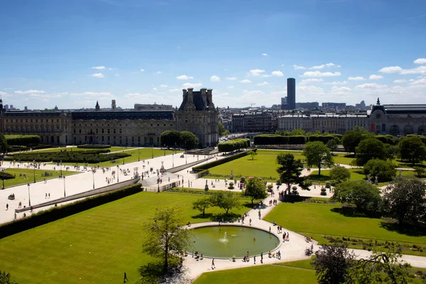 ジャルダン チュイルリーとパリの街並みを一望できます 18本のブロンズ像を含む 17世紀の広大な正式な庭園が点在しています — ストック写真