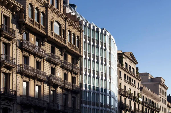 Vista Edifício Moderno Entre Edifícios Históricos Antigos Tradicionais Barcelona Dia — Fotografia de Stock