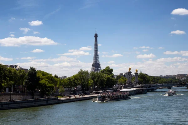 Los Barcos Turísticos Están Río Sena París Árboles Pont Alexandre —  Fotos de Stock