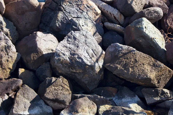 Widok Góry Duże Szare Skały Kamienie Wybrzeżu Morza Egejskiego Mieście — Zdjęcie stockowe