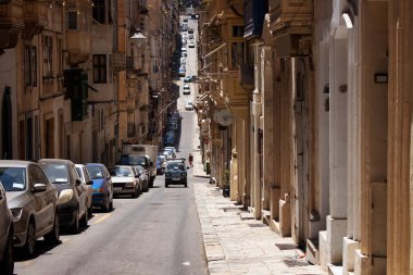 Valletta / Malta 'daki eski tarihi sokaklardan biri. Görüntü şehrin mimari tarzını ve yaşam tarzını gösteriyor. Akdeniz ada ülkesi Malta 'nın başkentidir..
