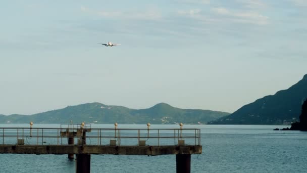 Passagierflugzeug am Himmel. Flugzeuge landen auf der Landebahn des Flughafens von Korfu. Griechenland. 4k