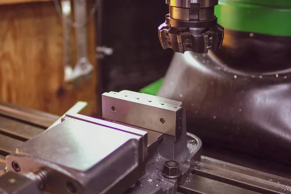 Milling cutter close-up vise on a milling machine1.