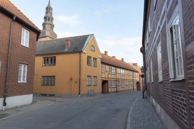 Ahşap evlerin İsveç'te Ystad ile sokak