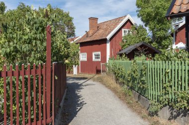 Sandhamn adlı kırmızı ve yeşil çit