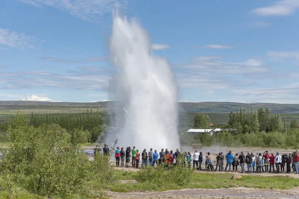アイスランドの観光魅力の間欠泉 — ストック写真