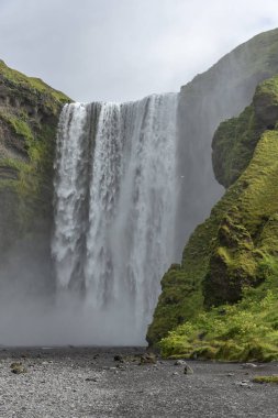 İzlanda 'da skogafoss şelalesi