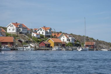 İsveçli Batı kıyısında ahşap evler