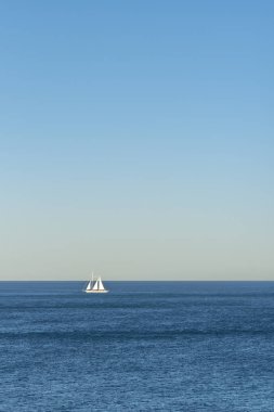 Yelkenli deniz üzerinde
