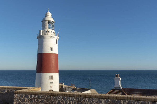 Вечернее солнце на маяке Тринити в Гибралтаре
