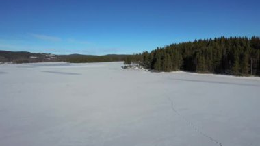 Kışın göl drone görüntüleri