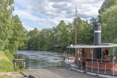 Göl kenarında eski buharlı tekne
