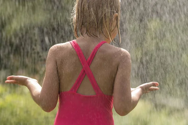 Chica Jugando Con Agua Verano — Foto de Stock