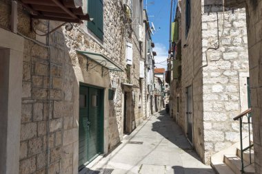 Hırvatistan'da Trogir'de dar sokak