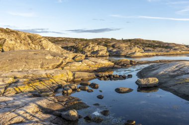 Yazın kayalıklarda akşam güneşi.