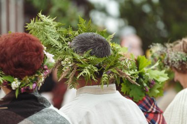Saint John 's or Dew Holiday Festival (Rasos svente, Jonines, Midsummer Day, Saint John' s Day, Ivana kupala), 24 Haziran 'da Litvanya (Letonya, Estonya, Ukrayna, Rusya) çevresinde düzenlenen Pagan halk festivali.