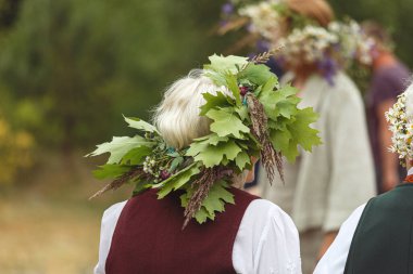 Saint John 's or Dew Holiday Festival (Rasos svente, Jonines, Midsummer Day, Saint John' s Day, Ivana kupala), 24 Haziran 'da Litvanya (Letonya, Estonya, Ukrayna, Rusya) çevresinde düzenlenen Pagan halk festivali.