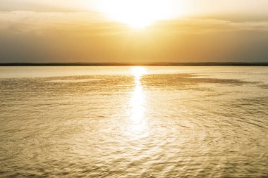 Güzel gün batımı göl kenarında akşamları sarı bulutlar ile güneş ışığı ile. Yaz meditasyon sahne. Seyahat peyzaj kavramı