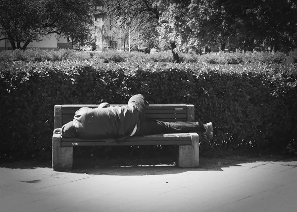 Részeg Hajléktalan Személy Alszik Padon Fekete Fehér Alakformálás Szociális Koncepció — Stock Fotó