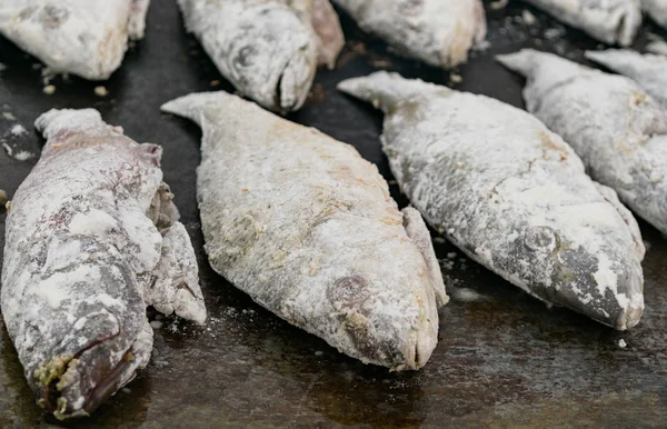 Gerolde Meel Smelt Gebakken Vis Koken — Stockfoto