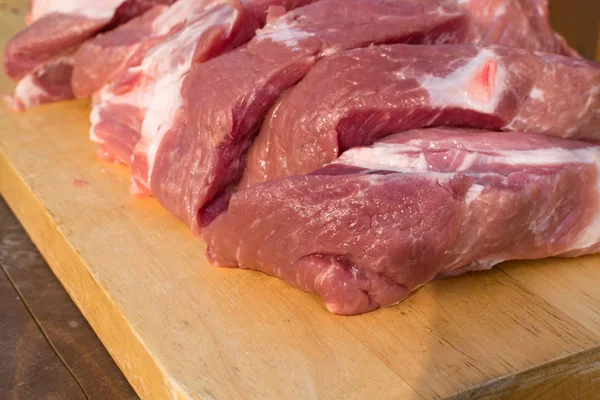 Ruw Vet Cuting Stukjes Varkensvlees Houten Achtergrond Stukje Vers Vlees — Stockfoto