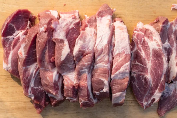 Ακατέργαστο Λίπος Cuting Κομμάτια Χοιρινού Κρέατος Ξύλινο Υπόβαθρο Κομμάτι Του — Φωτογραφία Αρχείου