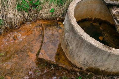 Bahar su akan içinde demir. Suda metal