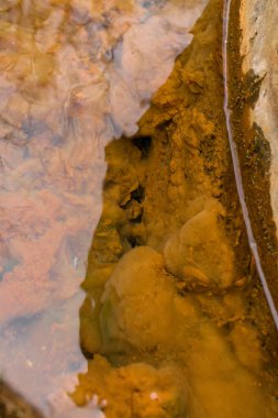 Bahar su akan içinde demir. Suda metal