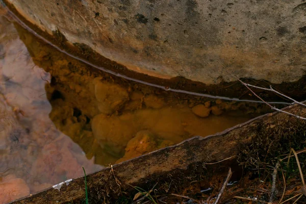 Bahar su akan içinde demir. Suda metal