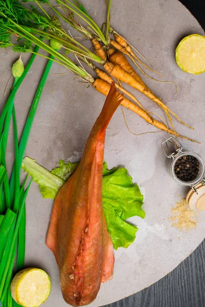 Percha Mar Roja Con Verduras Mesa Con Zanahoria Joven Especias — Foto de Stock