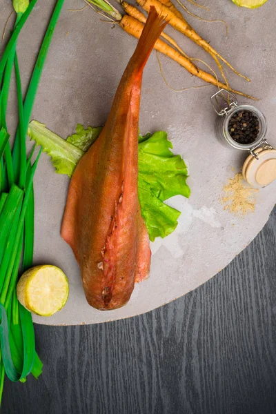 Percha Mar Roja Con Verduras Mesa Con Zanahoria Joven Especias — Foto de Stock