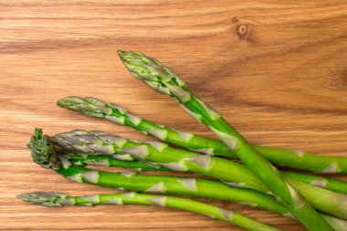 Ahşap tahta üzerinde ham organik kuşkonmaz. Kuşkonmaz arka plan