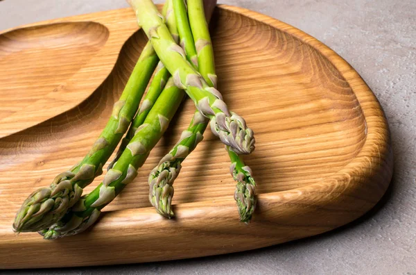 Ahşap tahta üzerinde ham organik kuşkonmaz. Kuşkonmaz arka plan