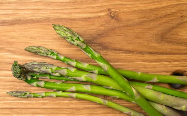 Ahşap tahta üzerinde ham organik kuşkonmaz. Kuşkonmaz arka plan