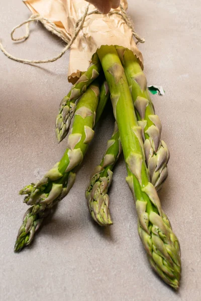 Raw Organic Asparagus Paper Bag Asparagus Grey Background — Stock Photo, Image