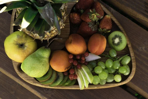 Mezcla Diferentes Frutas Exóticas Frescas Coloridas Mesa Madera Oscura —  Fotos de Stock