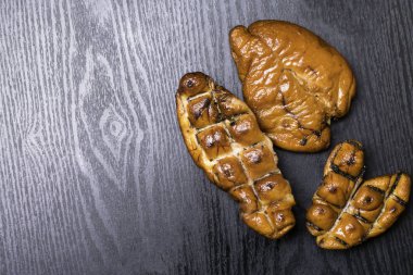 ham füme morina havyarı siyah ahşap arka plan