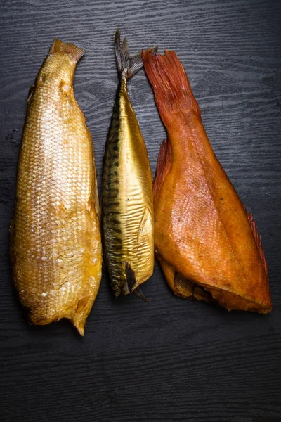 Pescado Ahumado Caballa Sig Percha Sobre Mesa Madera Negra — Foto de Stock