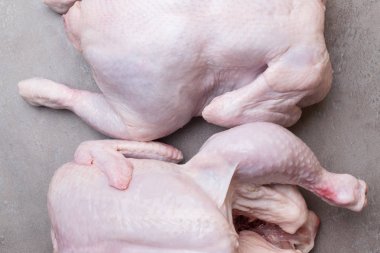 gri arka plan üzerinde iki ham bio tavuk. Üstten görünüm. Diyet gıda