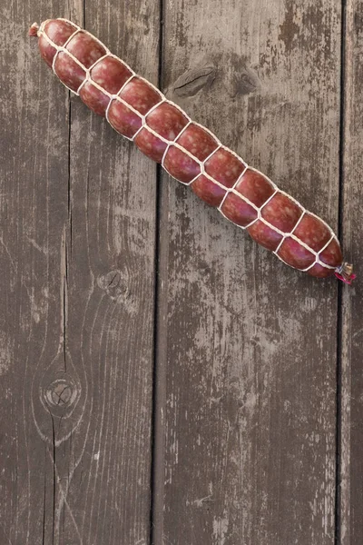 Salame Affumicato Italiano Sul Tavolo Legno Antico — Foto Stock