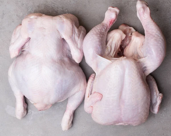 Dos Pollos Bio Crudos Sobre Fondo Gris Vista Superior Alimento — Foto de Stock