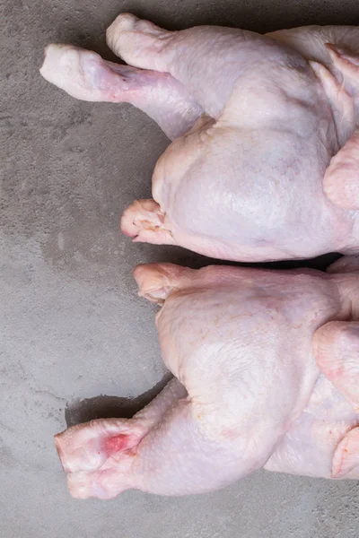 Dos Pollos Bio Crudos Sobre Fondo Gris Vista Superior Alimento — Foto de Stock