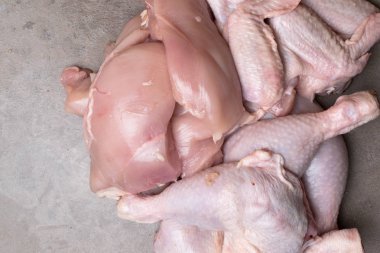 dizi çiğ tavuk parçaları, meme, kanatlar, baget fileto gri arka plan üzerinde. Diyet et