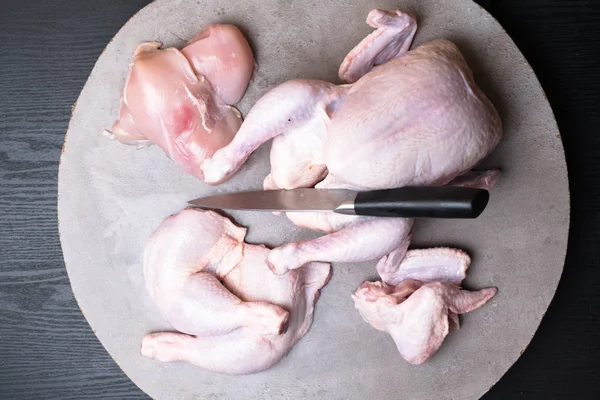 Conjunto Trozos Carne Pollo Cruda Con Pollo Entero Fresco Cuchillo — Foto de Stock