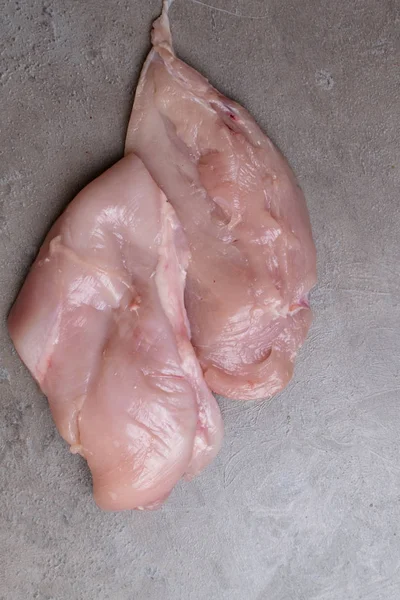 生新鮮な鶏肉や七面鳥肉灰色の背景に分離されました ダイエット肉 — ストック写真