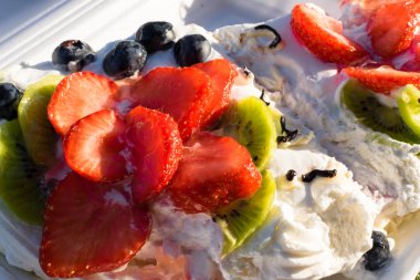 Mascarpone pavlova kek çilek, kivi, yaban mersini ile. Krem tatlı