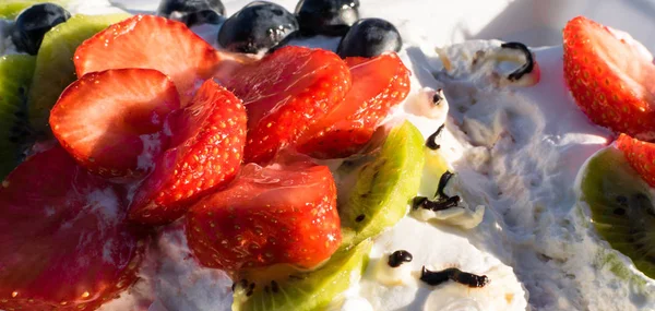 Mascarpone Pavlova Kek Çilek Kivi Yaban Mersini Ile Krem Tatlı — Stok fotoğraf